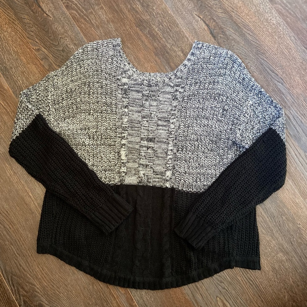 Mine gray & black sweater with split open back